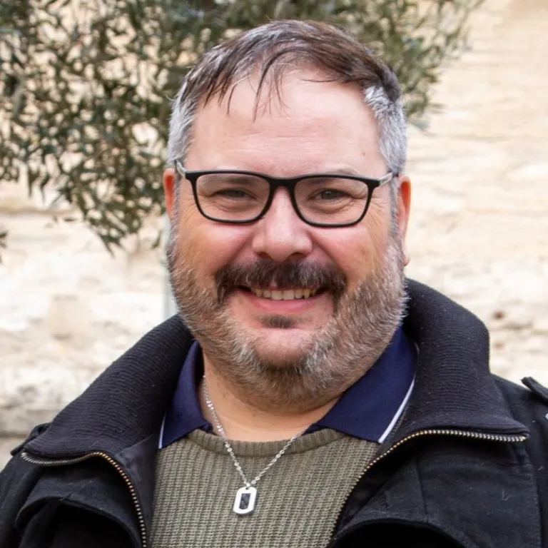 Interview de Pasquinelli Morand Vincent de Les Noctambules d'Avignon : Les coulisses des visites nocturnes d’Avignon : quand le patrimoine se vit autrement